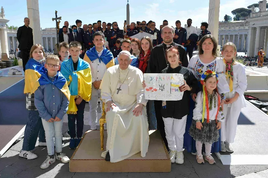L'audience générale du pape François sur la place Saint-Pierre, le 27 avril 2022. Vatican Media.
