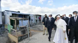 Le pape François visite le camp de réfugiés de Mavrovouni sur l'île grecque de Lesbos, le 5 décembre 2021. Vatican Media / 