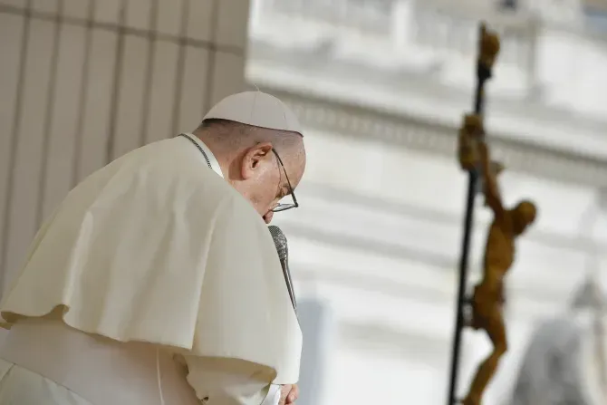 Le pape François prie lors de l'audience générale du mercredi 15 novembre 2023. | Crédit : Vatican Media