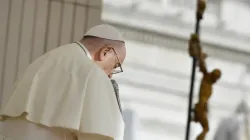 Le pape François prie lors de l'audience générale du mercredi 15 novembre 2023. | Crédit : Vatican Media / 