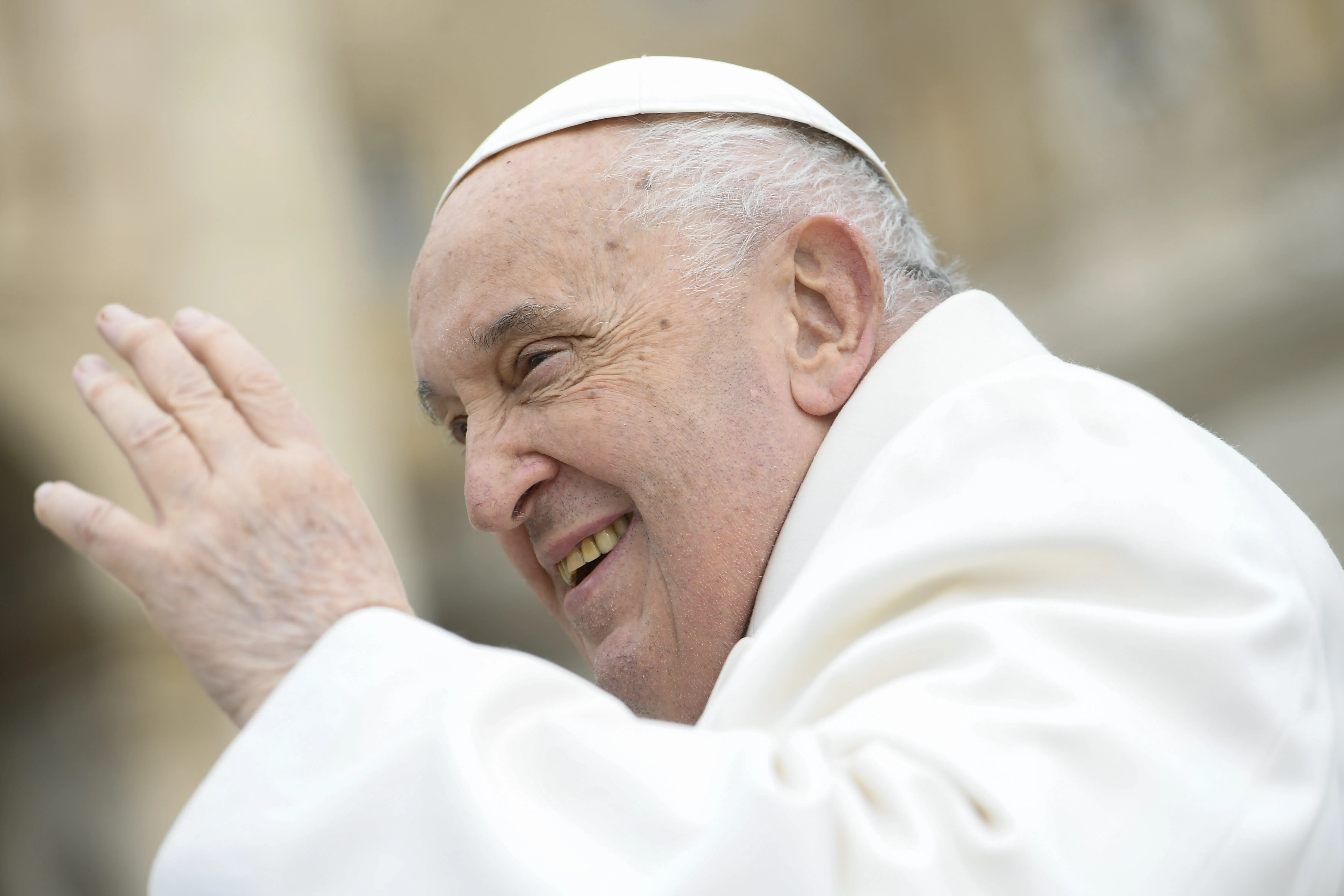 Le pape François salue les pèlerins réunis sur la place Saint-Pierre pour son audience générale hebdomadaire, le 3 avril 2024.