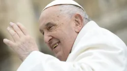 Le pape François salue les pèlerins réunis sur la place Saint-Pierre pour son audience générale hebdomadaire, le 3 avril 2024. / 