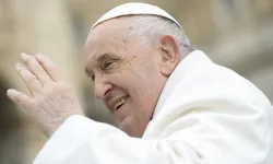 Le pape François salue les pèlerins réunis sur la place Saint-Pierre pour son audience générale hebdomadaire, le 3 avril 2024. / 