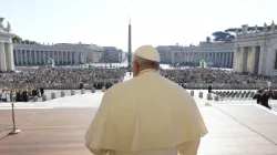Le pape François s'adresse aux pèlerins et aux touristes lors de sa première audience générale en plein air après l'été, le 6 septembre 2023. | Vatican Media / 