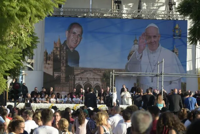 Le pape François est assis devant une image du bienheureux Giuseppe "Don Pino" Puglisi lors d'une rencontre avec des jeunes dans l'archidiocèse de Palerme, dans la région insulaire italienne de la Sicile, le 15 septembre 2018. | Vatican Media.