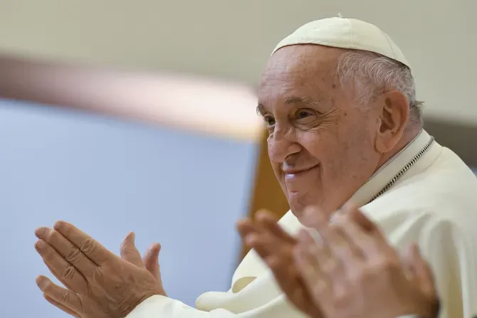 Dans son discours à une université catholique en Hongrie le 30 avril 2023, le Pape François a parlé des fausses libertés offertes par le communisme et le consumérisme, et a encouragé les gens à rechercher la vérité du Christ. | Vatican News