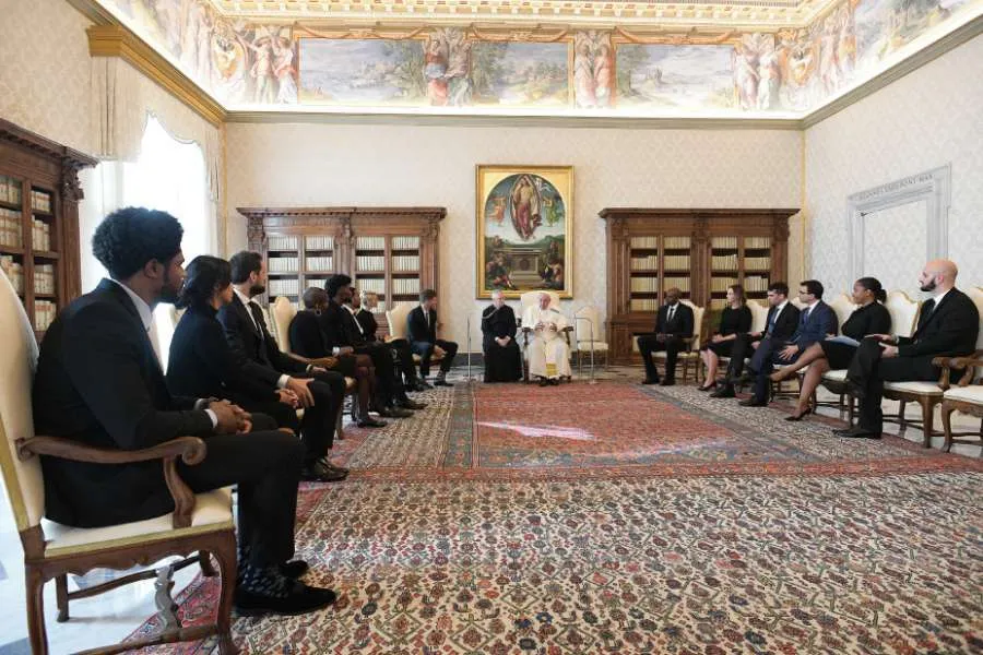 Le pape François rencontre une délégation de la National Basketball Players Association au Vatican le 23 novembre 2020 Vatican Media.