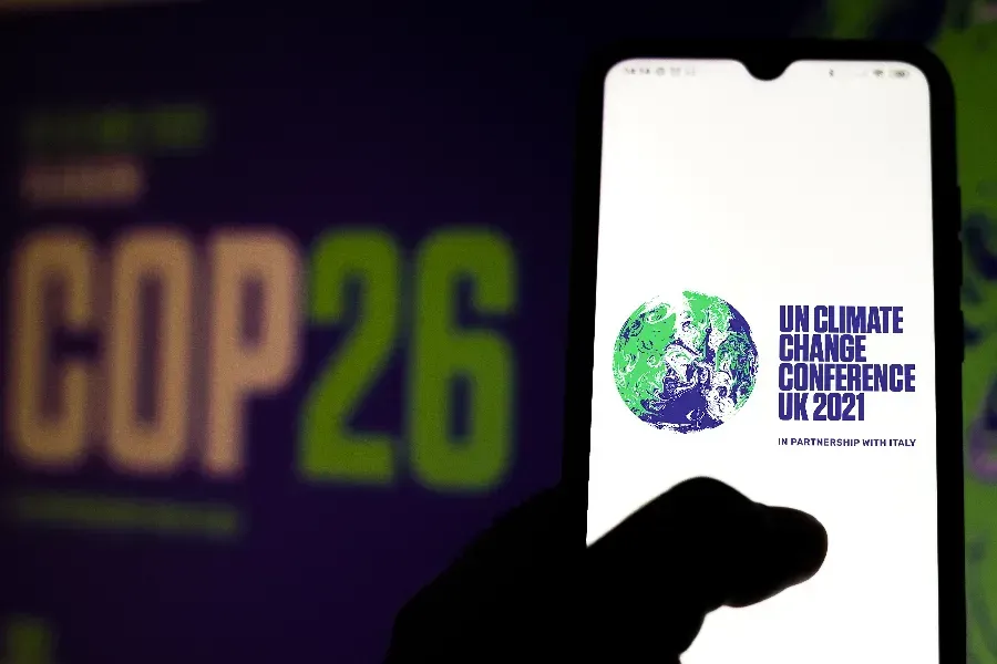 Le logo de la Conférence des Nations unies sur le changement climatique (COP26) de 2021 affiché sur un smartphone. Rafapress via Shutterstock. / 