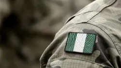 Le drapeau du Nigeria sur un uniforme militaire. Bumble Dee/Shutterstock. / 