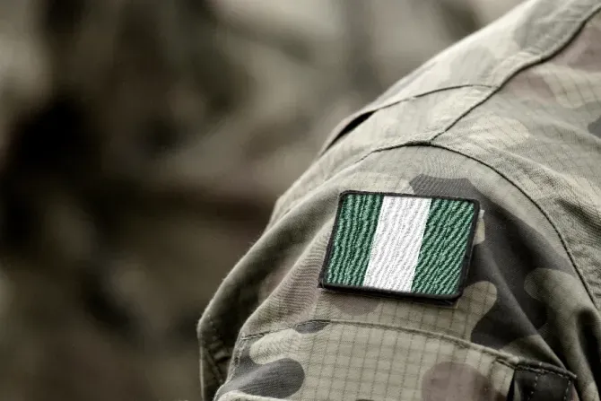 Le drapeau du Nigeria sur un uniforme militaire. | Bumble Dee/Shutterstock.