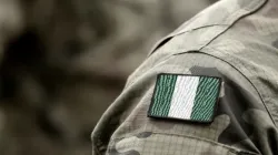 Le drapeau du Nigeria sur un uniforme militaire. | Bumble Dee/Shutterstock. / 