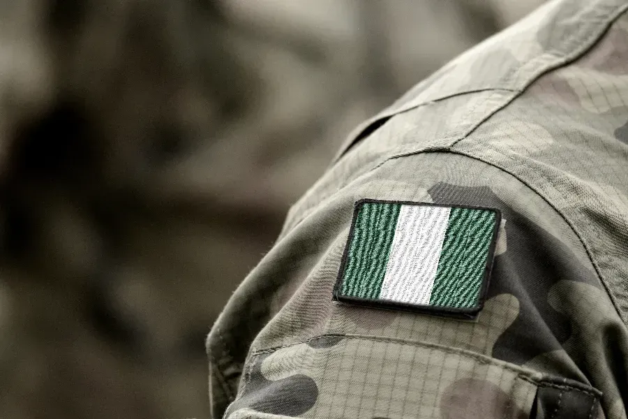 Le drapeau du Nigeria sur un uniforme militaire. Bumble Dee/Shutterstock. / 