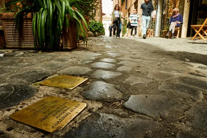 "Stumbling blocks" à Rome, Italie. Plaques portant le nom et les dates de vie des victimes des persécutions nazies. | Shutterstock