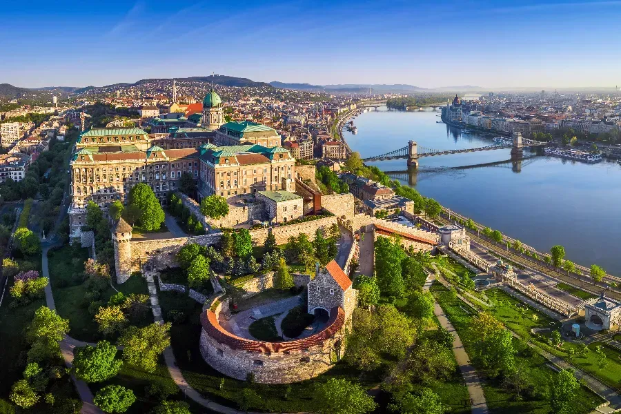 La capitale hongroise Budapest au lever du soleil. ZGPhotography via Shutterstock.