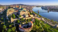 La capitale hongroise Budapest au lever du soleil. ZGPhotography via Shutterstock. / 