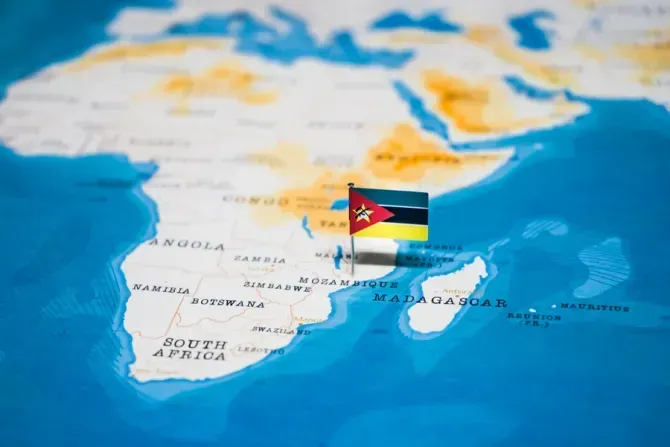 Drapeau du Mozambique sur la carte du monde. | hyotographics/Shutterstock
