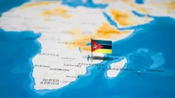 Drapeau du Mozambique sur la carte du monde. | hyotographics/Shutterstock / 