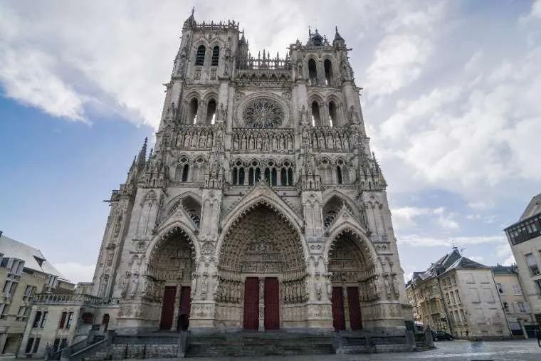 La basilique de la cathédrale Notre-Dame d'Amiens en France. Patrick Verhoef/Shutterstock.
