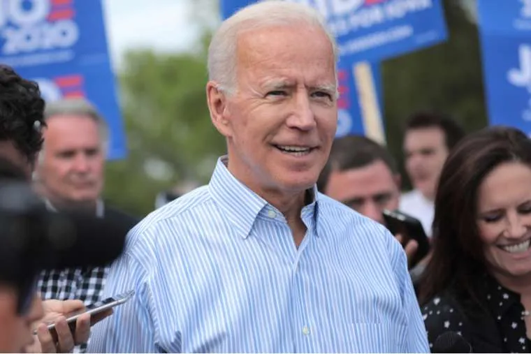 Joe Biden marchant avec des supporters dans l'Iowa, le 25 mai 2020. Pix_Arena/Shutterstock