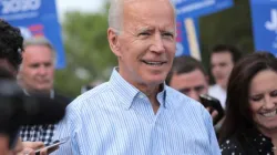 Joe Biden marchant avec des supporters dans l'Iowa, le 25 mai 2020. / Pix_Arena/Shutterstock