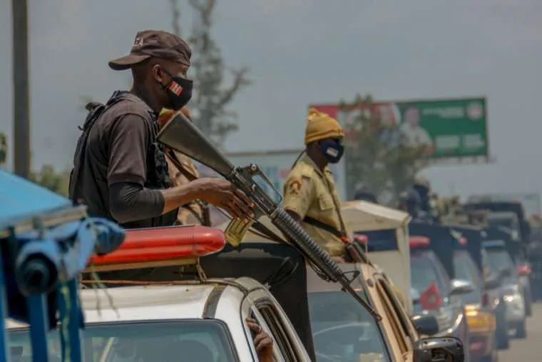 Les agents de sécurité nigérians lors d'une opération militaire. Oluwafemi Dawodu/Shutterstock