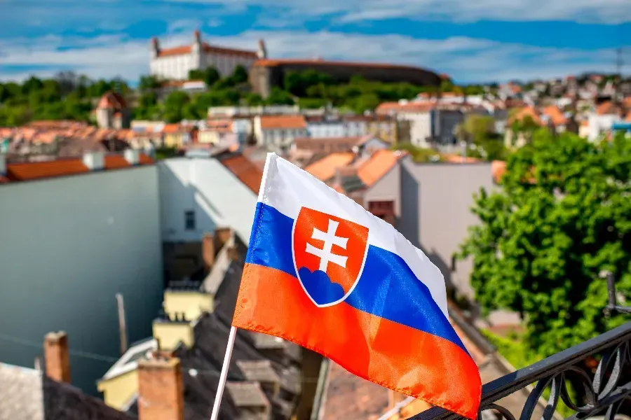 Le drapeau de la Slovaquie, photographié dans la capitale du pays, Bratislava. RossHelen via Shutterstock.