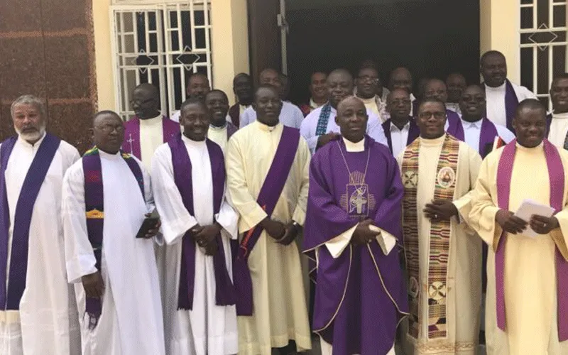 Les prêtres catholiques dans l'archidiocèse de Freetown. Domaine public