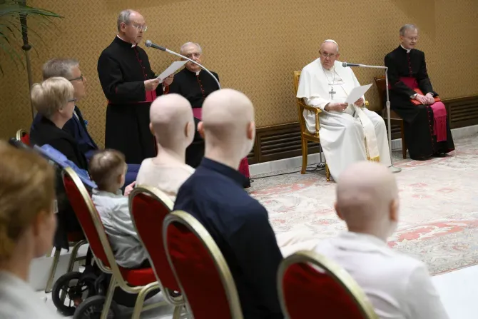 Le pape François rencontre de jeunes patients polonais atteints de cancer au Vatican le 29 mai 2023. | Crédit : Vatican Media / 