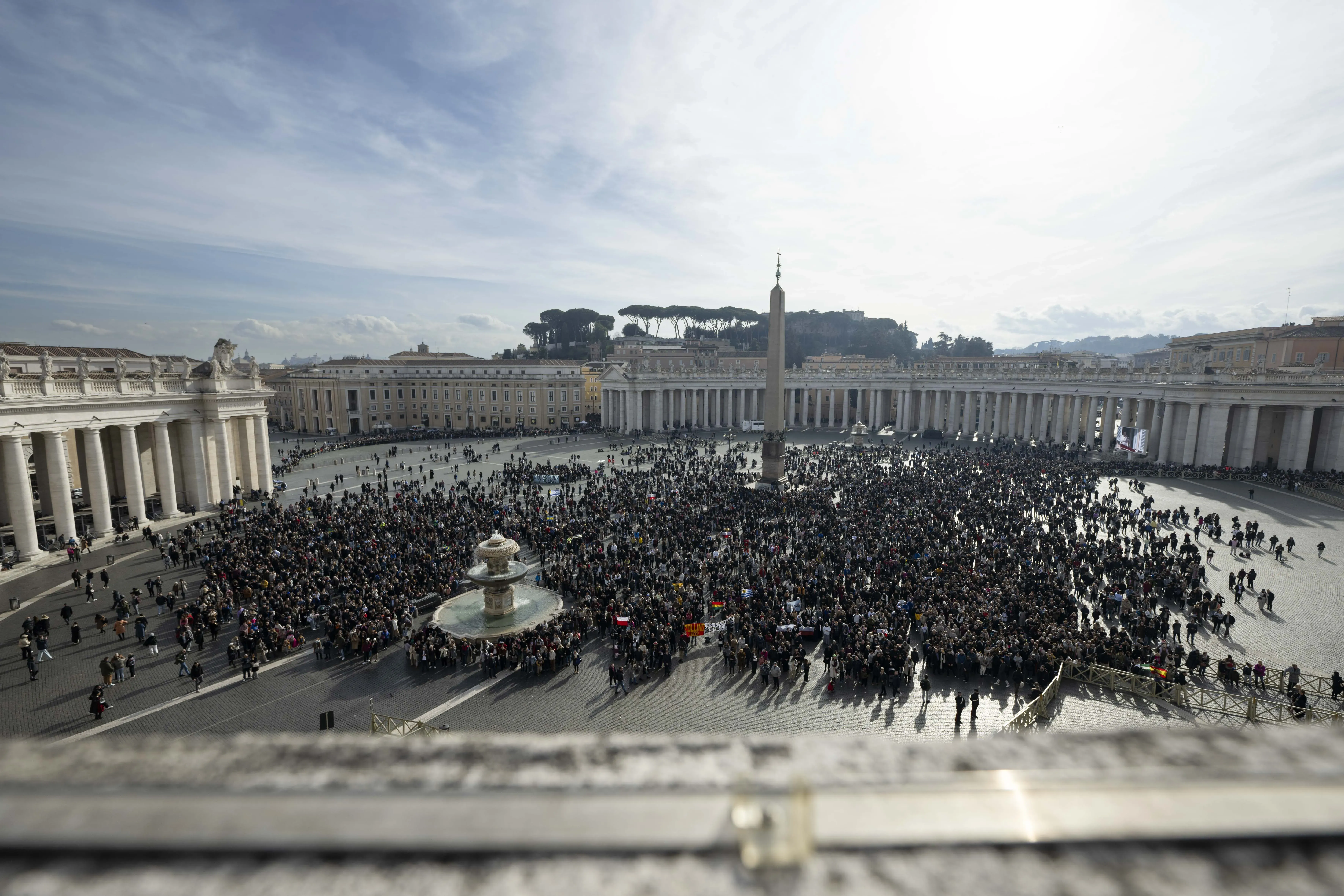 La foule sur la place Saint-Pierre pour le discours de l'Angélus du pape, le 14 janvier 2024.