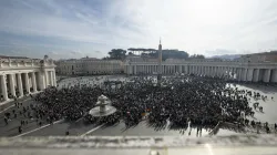 La foule sur la place Saint-Pierre pour le discours de l'Angélus du pape, le 14 janvier 2024. / 