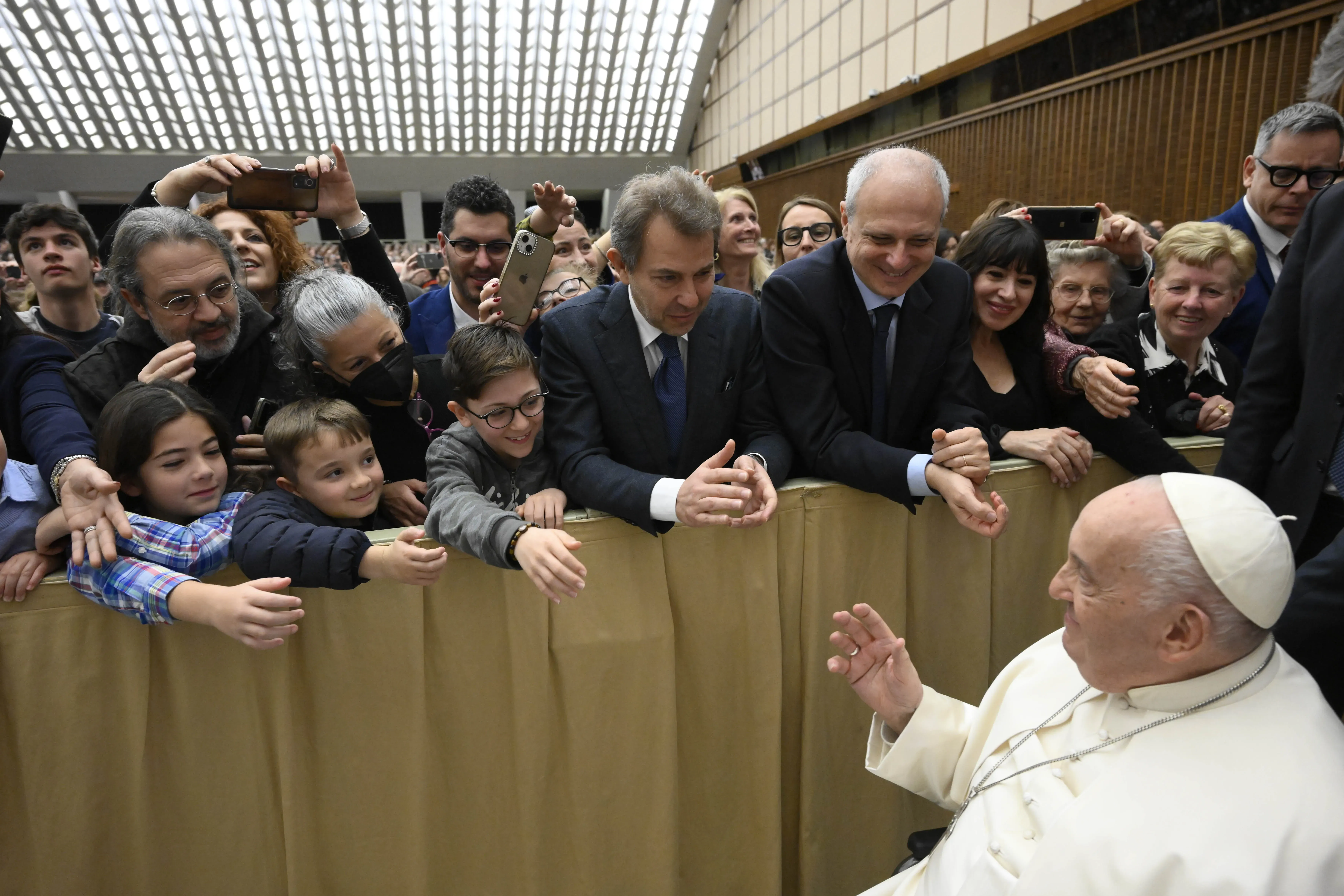 Le pape François salue le personnel et les familles de la RAI, la société nationale de radiodiffusion publique italienne, le 23 mars 2024.
