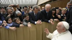 Le pape François salue le personnel et les familles de la RAI, la société nationale de radiodiffusion publique italienne, le 23 mars 2024. / 