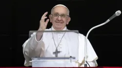 Le pape François est apparu à la fenêtre du Palais apostolique du Vatican, dimanche 18 juin, pour prononcer son premier discours public depuis sa sortie de l'hôpital. | Vatican Media / 