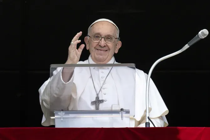 Le pape François est apparu à la fenêtre du Palais apostolique du Vatican, dimanche 18 juin, pour prononcer son premier discours public depuis sa sortie de l'hôpital. | Vatican Media / 