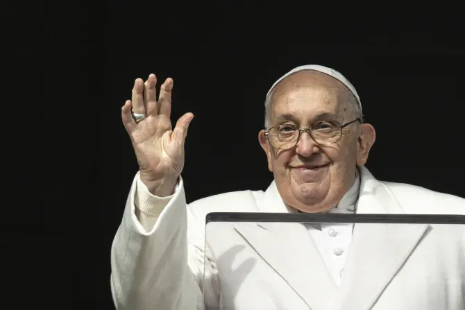Le pape François salue depuis la fenêtre du Palais apostolique alors qu'il prononce son discours de l'Angélus pour la solennité de l'Immaculée Conception, le vendredi 8 décembre 2023. | Crédit : Vatican Media