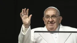 Le pape François salue depuis la fenêtre du Palais apostolique alors qu'il prononce son discours de l'Angélus pour la solennité de l'Immaculée Conception, le vendredi 8 décembre 2023. | Crédit : Vatican Media / 