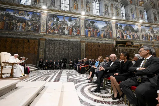 Le pape François s'est adressé à environ 200 artistes et autres créateurs de premier plan originaires de plus de 30 pays dans la chapelle Sixtine le 23 juin 2023. | Crédit : Vatican Media