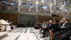 Le pape François s'est adressé à environ 200 artistes et autres créateurs de premier plan originaires de plus de 30 pays dans la chapelle Sixtine le 23 juin 2023. | Crédit : Vatican Media / 