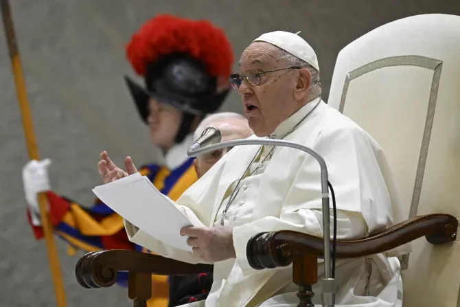 Le pape François s'exprime lors de l'audience générale du 13 décembre 2023, dans la salle Paul VI au Vatican. | Crédit : Vatican Media