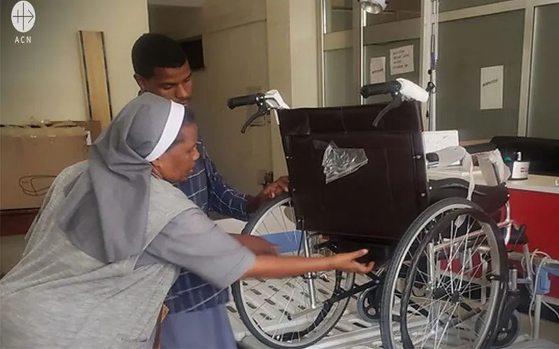 Deux lits de type hospitalier et deux fauteuils roulants pour des religieuses âgées en Ethiopie. Aide à l'Église en détresse (AED).