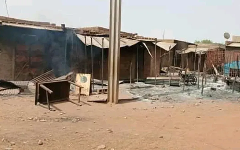 Des maisons et le marché local brûlés pendant le raid nocturne sur le village de Solhan dans la province de Yagha au Burkina Faso.