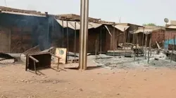 Des maisons et le marché local brûlés pendant le raid nocturne sur le village de Solhan dans la province de Yagha au Burkina Faso. / 