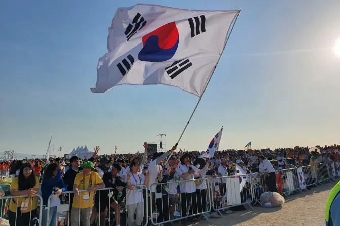 Des pèlerins de Corée du Sud agitent un drapeau lors de la messe avec le pape François pour la clôture des Journées mondiales de la jeunesse 2023 à Lisbonne, le 6 août 2023. | Hannah Brockhaus/CNA