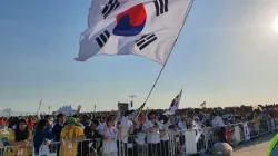 Des pèlerins de Corée du Sud agitent un drapeau lors de la messe avec le pape François pour la clôture des Journées mondiales de la jeunesse 2023 à Lisbonne, le 6 août 2023. | Hannah Brockhaus/CNA / 