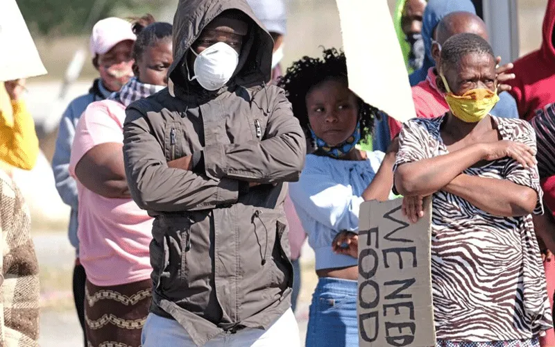 Certains habitants d'Afrique du Sud protestent contre le manque de nourriture et d'emplois durant la pandémie de coronavirus. Dino Lloyd/Gallo Images via Getty Images