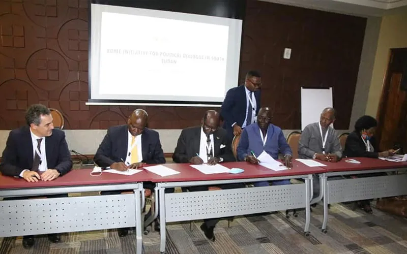 Les partis d'opposition au Soudan du Sud signent la déclaration de réengagement envers l'accord de cessation des hostilités (CoHA) lors d'une réunion dans la ville kenyane de Naivasha.