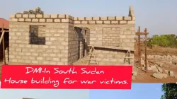 Une maison en construction pour les victimes de la guerre au Soudan du Sud / 