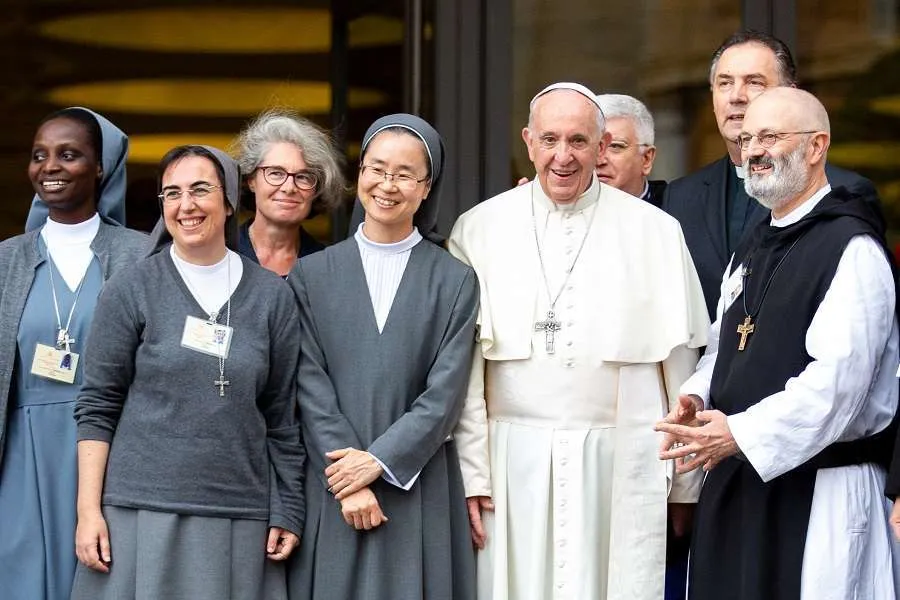 Sœur Nathalie Becquart (troisième à partir de la gauche) pose avec le Pape François et d'autres personnes lors du synode des jeunes en 2018. Daniel Ibanez/CNA