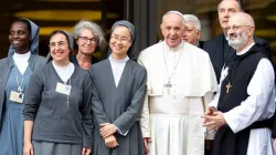 Sœur Nathalie Becquart (troisième à partir de la gauche) pose avec le Pape François et d'autres personnes lors du synode des jeunes en 2018. / Daniel Ibanez/CNA