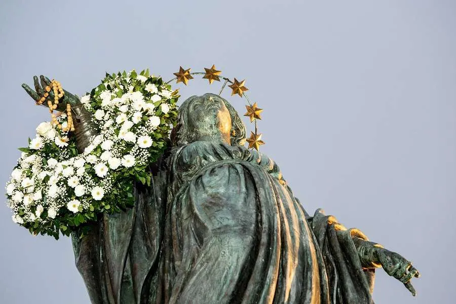 Statue de l'Immaculée Conception sur la Piazza di Spagna à Rome le 8 décembre 2019. Daniel Ibanez/CNA.